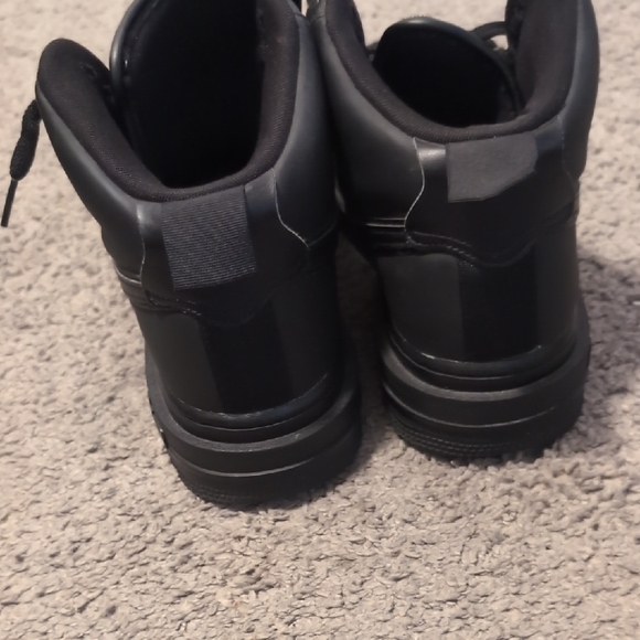 Sleek Black High-Top Men's Sneakers - Picture 2 of 4